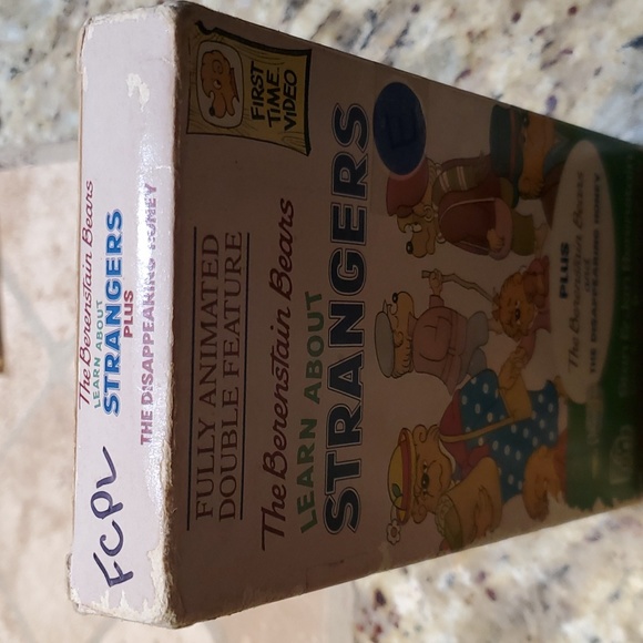 Lot of 2 Vintage The Berenstain Bears Christmas Tree & Learn About Strangers VHS - Picture 8 of 9